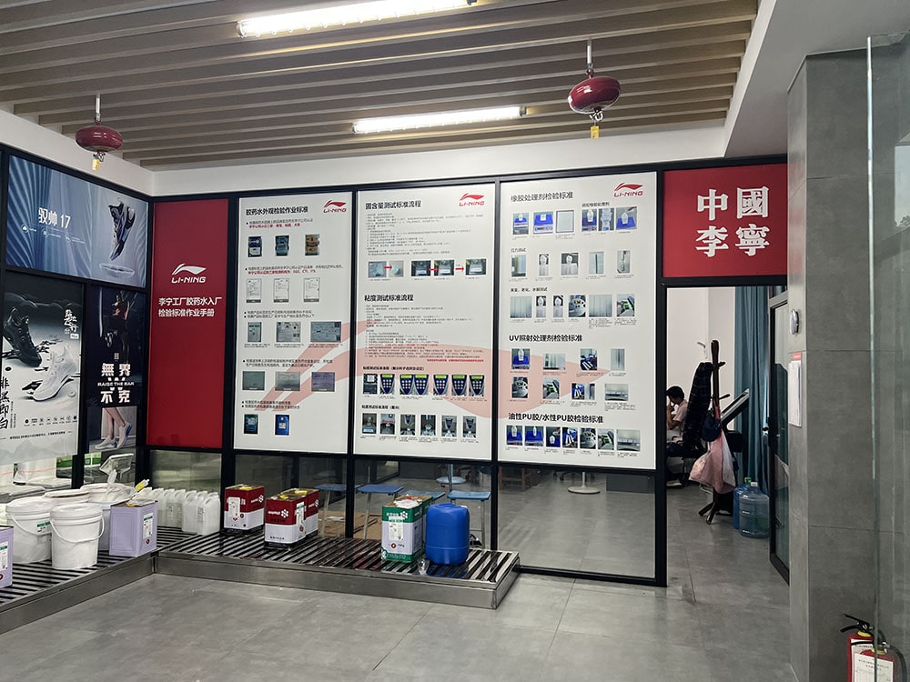 調(diào)膠房?jī)?nèi)部 調(diào)膠房?jī)?nèi)部寫真畫面